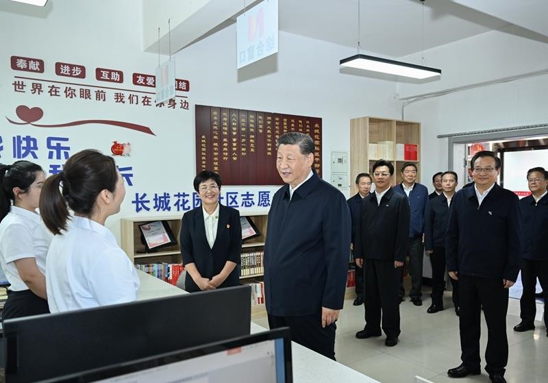2024年6月19日，習(xí)近平總書記在寧夏銀川市金鳳區(qū)長(zhǎng)城花園社區(qū)黨群服務(wù)中心便民服務(wù)廳了解社區(qū)開展便民惠民服務(wù)等情況。