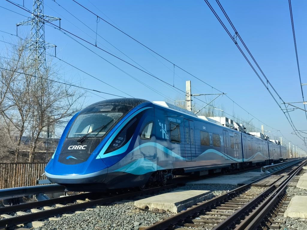 我國首列氫能源市域列車在位于長春的中車長客試驗(yàn)線進(jìn)行運(yùn)行試驗(yàn)（2024年3月21日攝）。新華社發(fā)（中車長客股份公司提供）