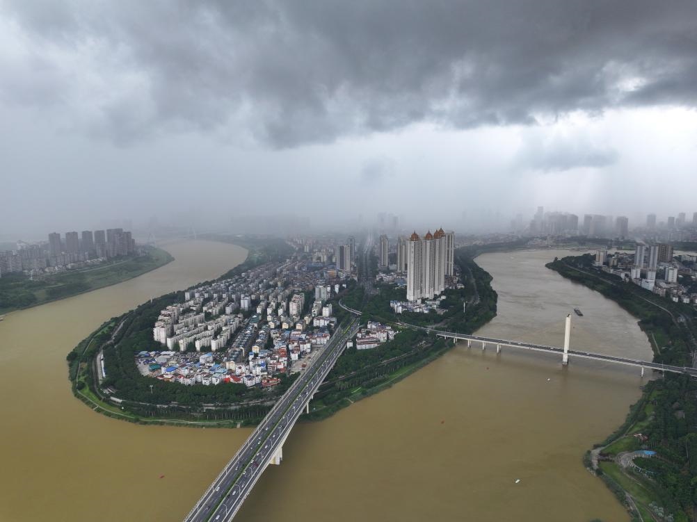 6月16日拍攝的暴雨下的廣西南寧城區(qū)（無人機照片）。新華社記者 周華 攝