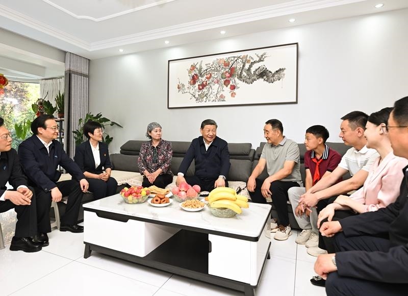 2024年6月19日，習(xí)近平總書記在寧夏銀川市金鳳區(qū)長(zhǎng)城花園社區(qū)居民趙守成家中，同一家人圍坐在一起拉家常。