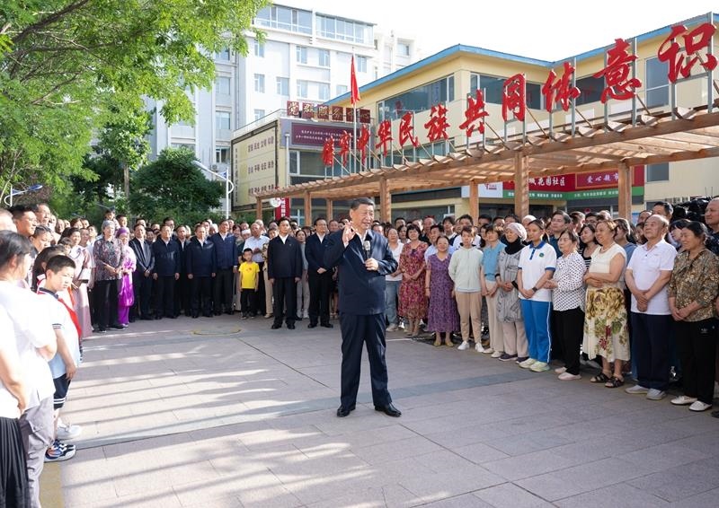 2024年6月19日，習(xí)近平總書記在寧夏銀川市金鳳區(qū)長(zhǎng)城花園社區(qū)考察時(shí)，同社區(qū)居民親切交流。