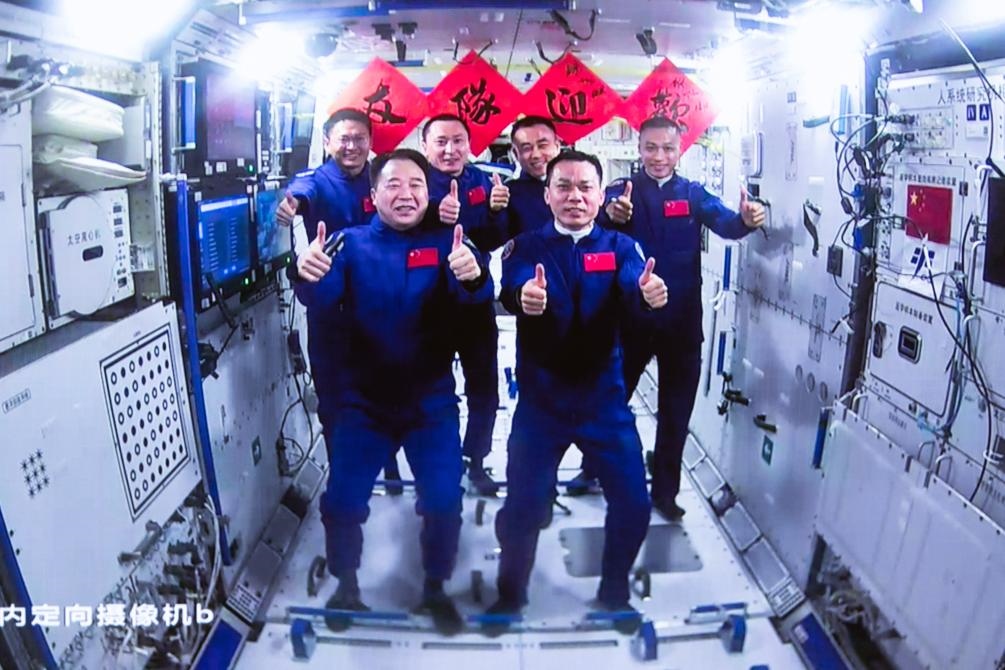 這是在北京航天飛行控制中心拍攝的神舟十六號航天員乘組與神舟十七號航天員乘組“全家福”（2023年10月26日攝）。新華社發(fā)（韓啟揚(yáng) 攝）