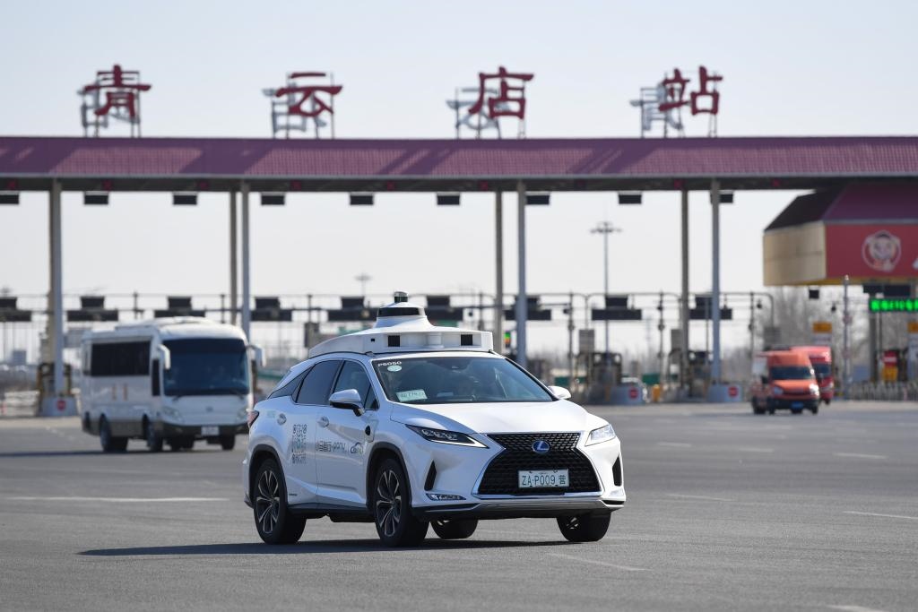 一輛自動駕駛車行駛在北京大興國際機(jī)場到亦莊的自動駕駛線路上（2024年3月1日攝）。新華社記者 鞠煥宗 攝
