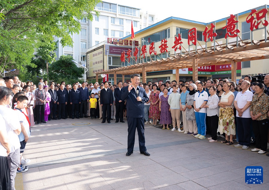 6月19日下午，習(xí)近平總書記在銀川市金鳳區(qū)長城花園社區(qū)考察時，同社區(qū)居民親切交流。