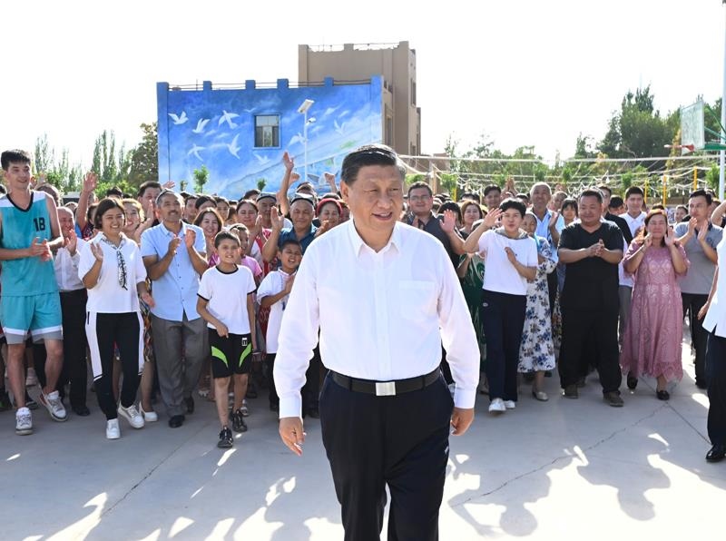 2022年7月14日，習(xí)近平總書記在新疆吐魯番市高昌區(qū)亞爾鎮(zhèn)新城片區(qū)新城西門村考察時(shí)，同各族群眾在一起。