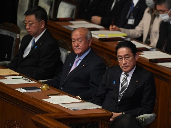 ??2023年12月13日，日本首相岸田文雄（右）參加國(guó)會(huì)閉會(huì)式。新華社記者馮武勇攝