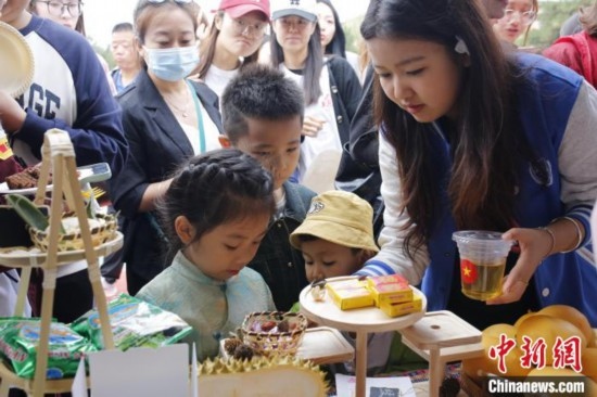 6月23日，越南留學生在國際文化節(jié)現(xiàn)場為小朋友制作美食。