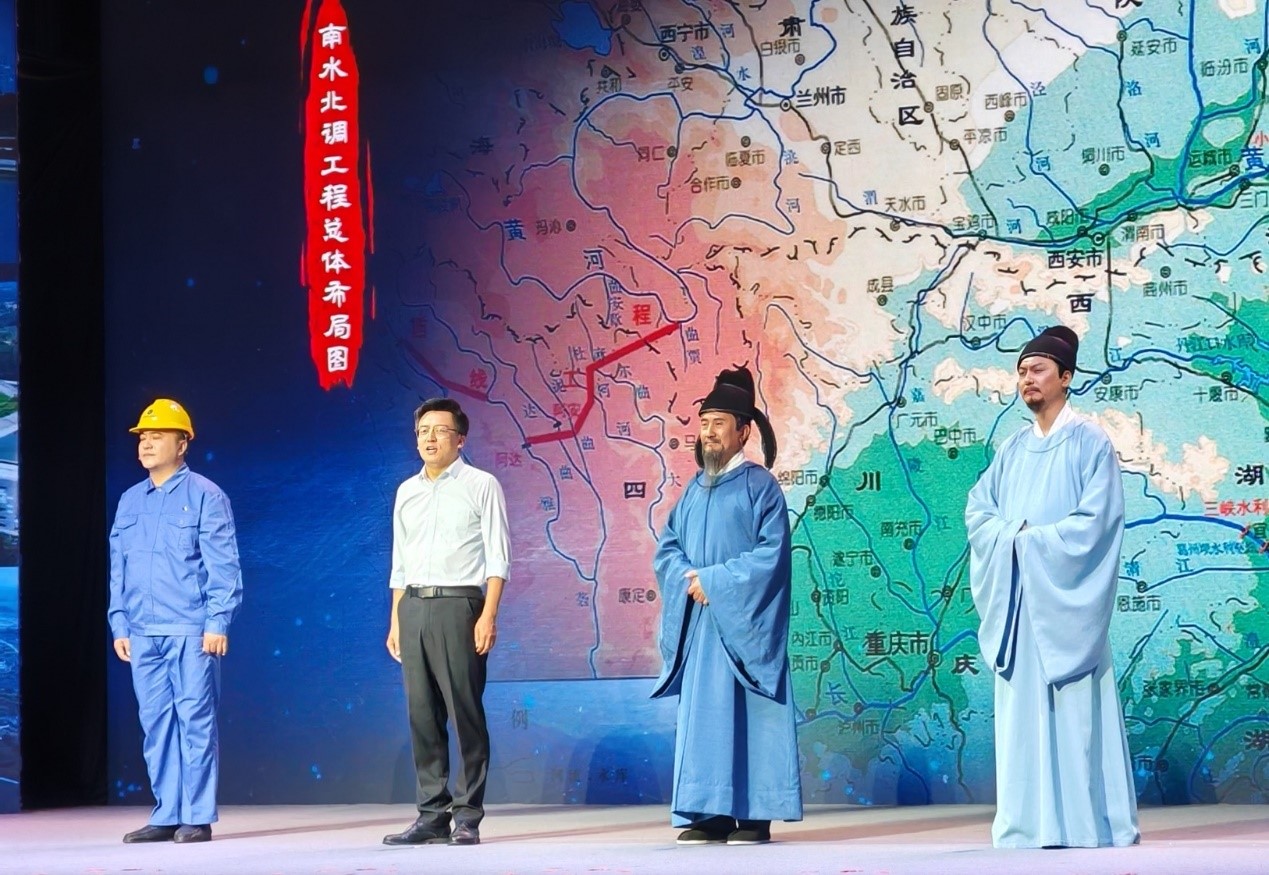 演員張志堅（右二）、演員侯京?。ㄓ乙唬?、北京郭守敬紀念館執(zhí)行館長張鵬（左二）和江蘇省江都水利工程管理處第二抽水站管理所副所長郭凱（左一）同臺演繹。