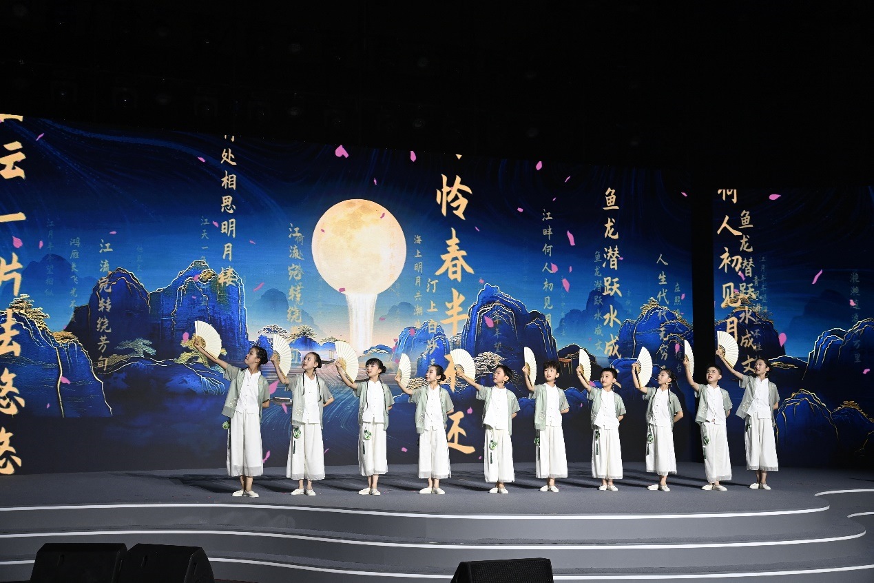 揚州市邗江區(qū)實驗學(xué)校蔣王小學(xué)學(xué)生吟誦《春江花月夜》。