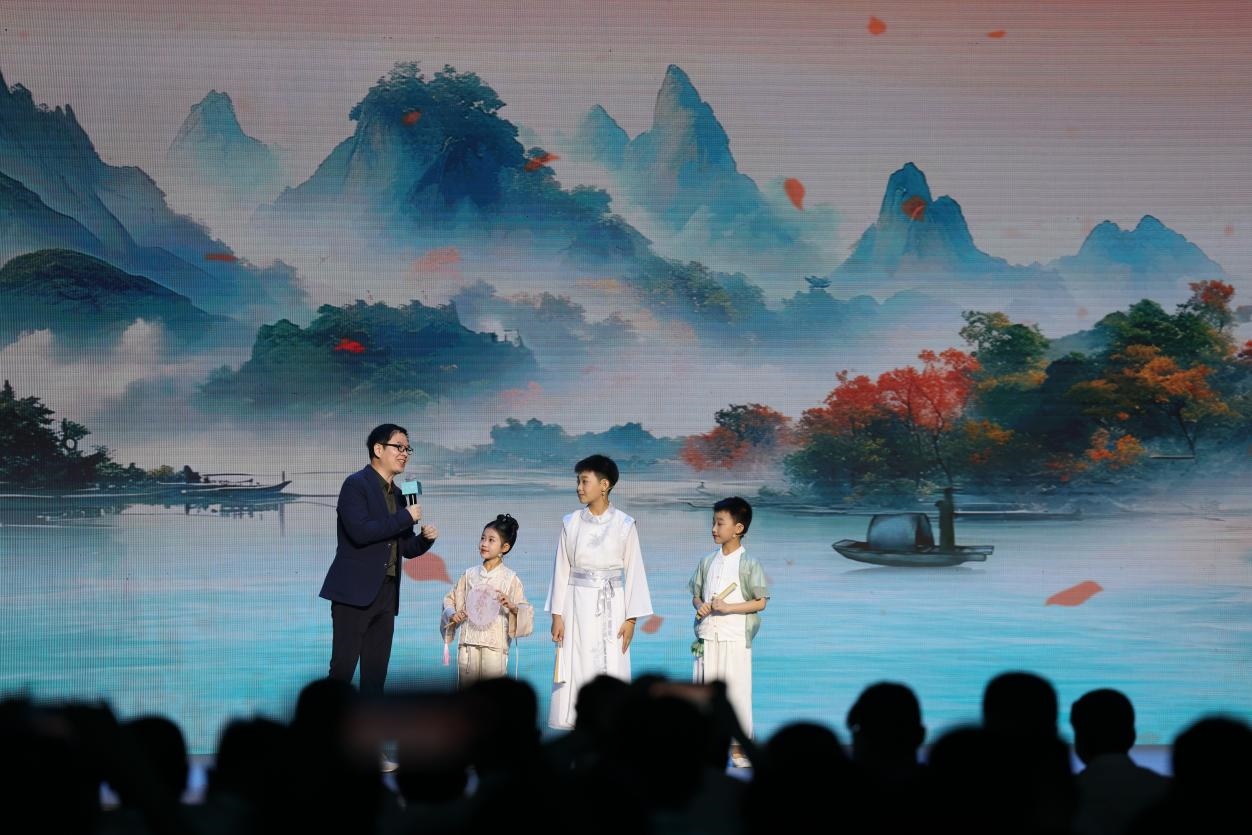 南京師范大學(xué)教授酈波（左一）與2024中國詩詞大會選手張可兒（左二）、姜敬曦（右二），揚州市邗江區(qū)實驗學(xué)校蔣王小學(xué)學(xué)生陸俊屹（右一）趣談大運河詩詞文化。