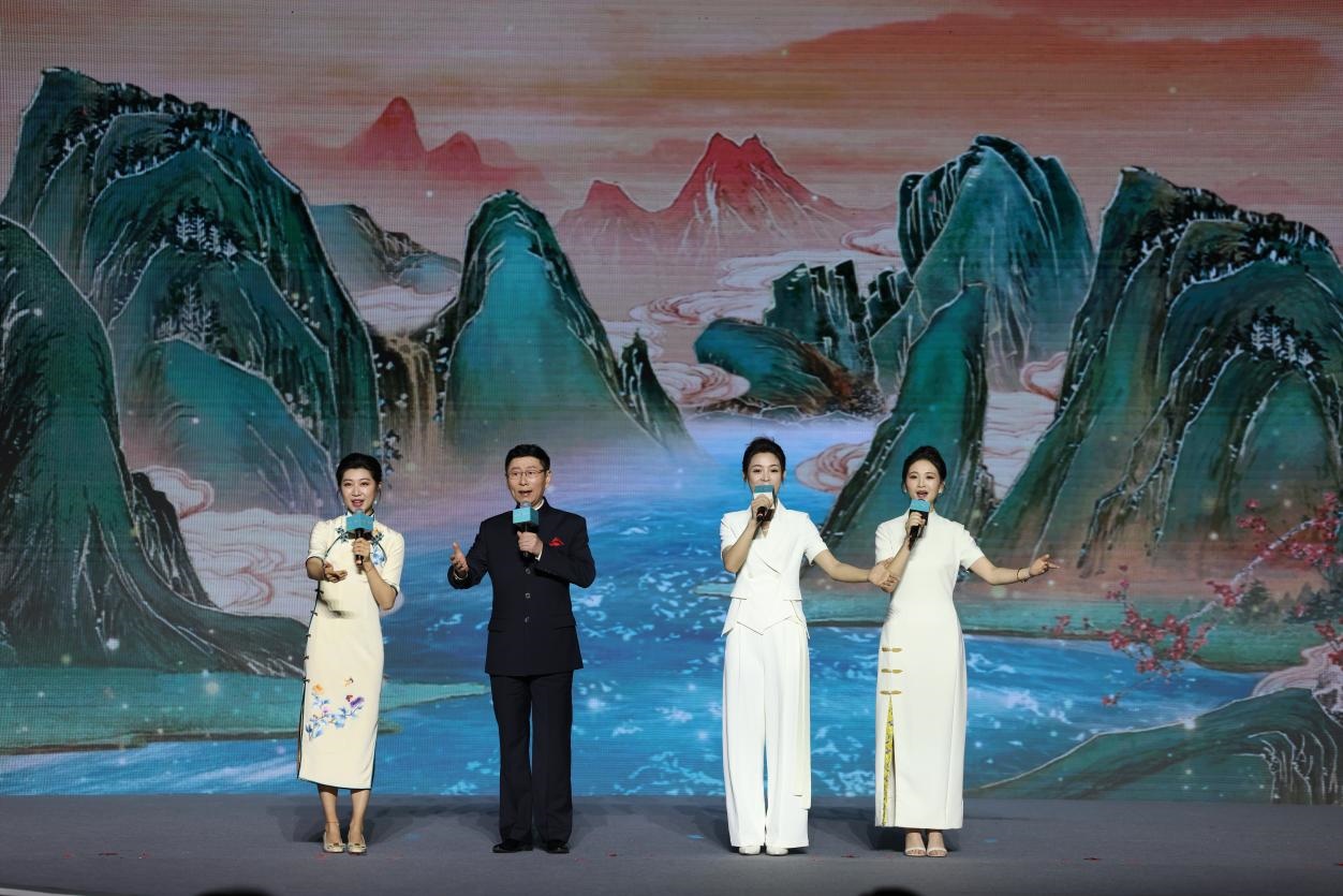 國家一級演員、京劇表演藝術(shù)家王平（左二），國家一級演員、南京藝術(shù)學(xué)院教授單雯（左一），浙江小百花越劇團青年演員陳麗君（右二）、何青青（右一）同臺唱響千年運河情。