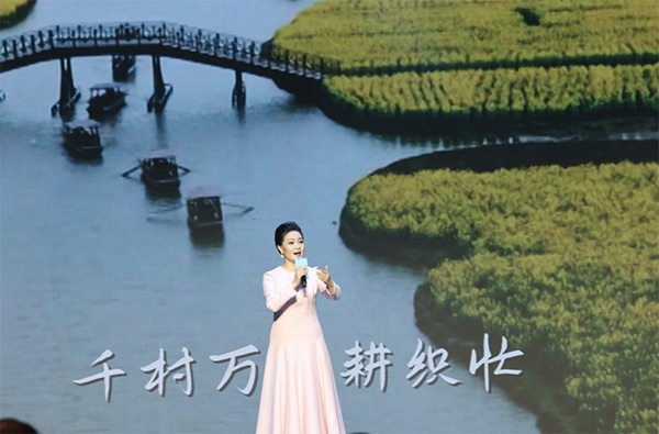 歌唱家、中國音樂學(xué)院教授雷佳現(xiàn)場演唱。