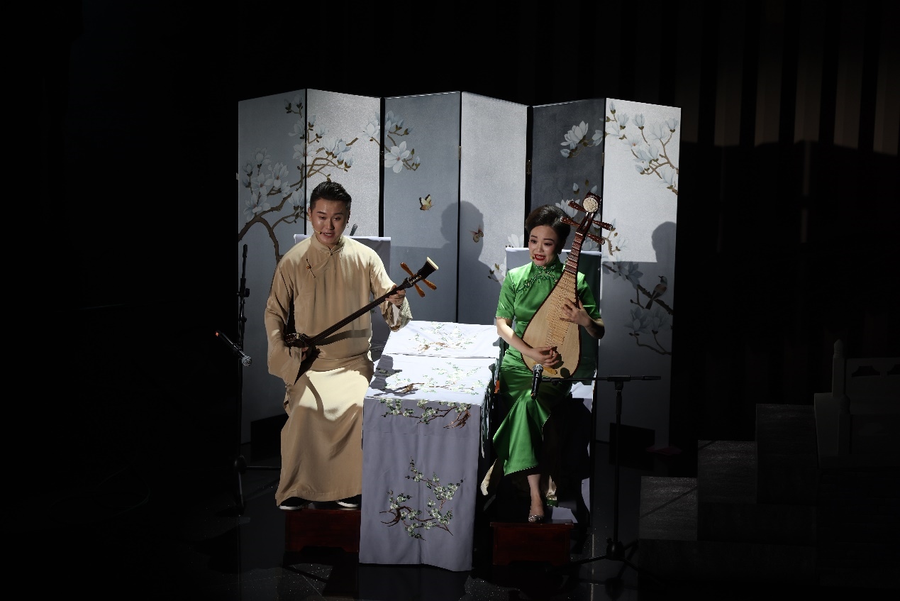 國家一級演員、揚州曲藝研究所青年演員劉芓君（右）、揚州曲藝研究所青年演員王智超（左）現(xiàn)場表演。