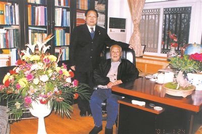 2001年2月，李德仁（左一）給導(dǎo)師王之卓拜年。