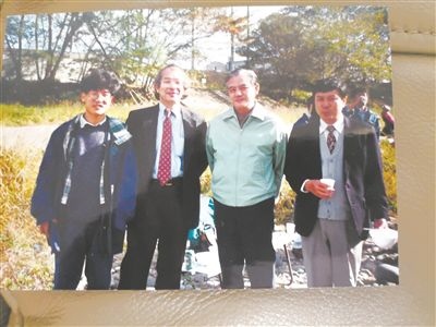 薛其坤（左一）在日本求學(xué)期間與導(dǎo)師櫻井教授合影。受訪者供圖