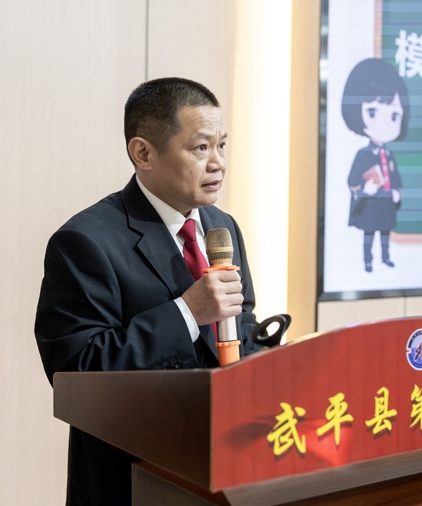 圖④：武平法院刑庭庭長候良石在模擬法庭后為學生上普法課。
