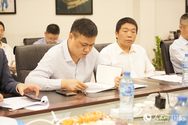 新當選尼日利亞中國礦業(yè)聯(lián)合會會長中國和聯(lián)公司董事長李輝發(fā)言。人民網記者 姜宣攝