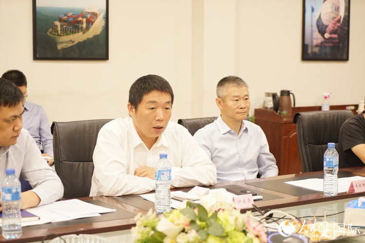 駐尼日利亞使館領僑處主任伊亞奇（中）講話。人民網記者 姜宣攝