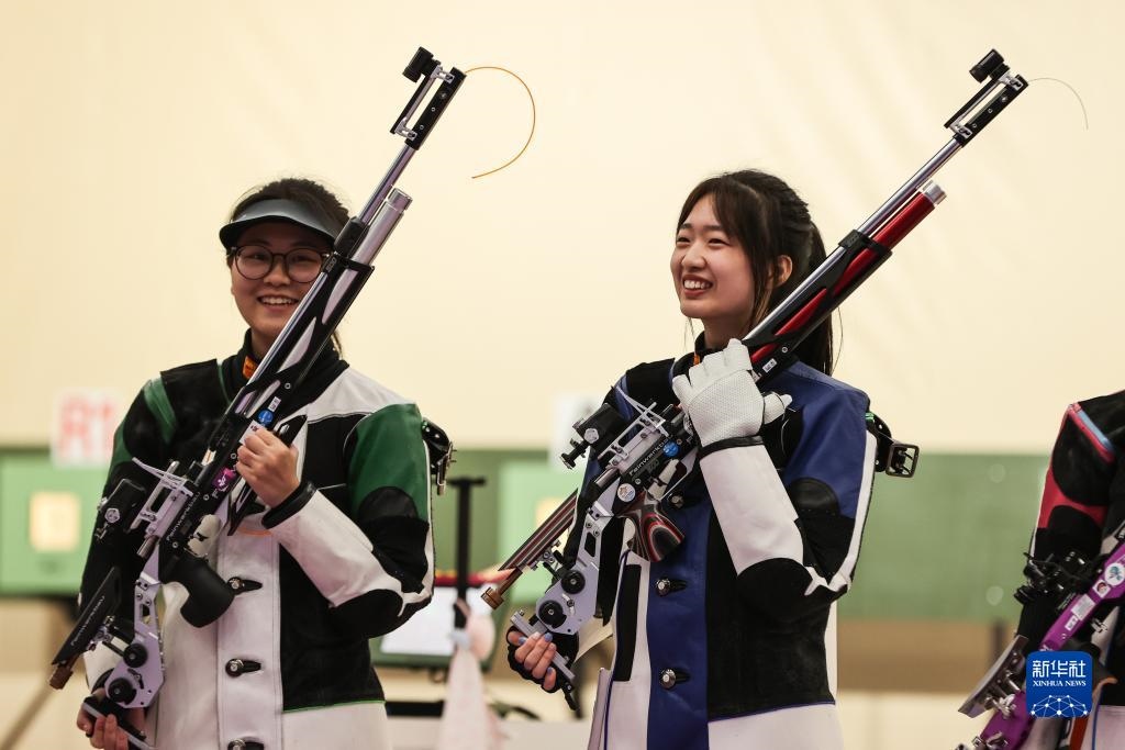 2023年9月24日，在杭州亞運(yùn)會(huì)射擊項(xiàng)目女子10米氣步槍個(gè)人決賽中，中國(guó)選手黃雨婷以252.7環(huán)的成績(jī)獲得冠軍，韓佳予獲得亞軍，印度選手拉米塔獲得季軍。圖為黃雨婷（右）、韓佳予在比賽后。新華社記者 單宇琦 攝