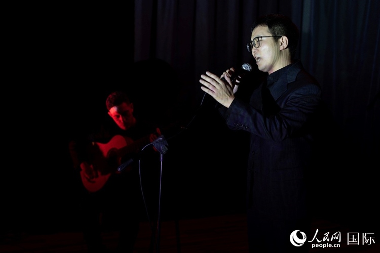 歌曲表演。馬丁·薩巴拉攝