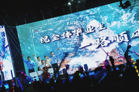 歌曲《祝你一路順風(fēng)》演出現(xiàn)場。供圖：日照職業(yè)技術(shù)學(xué)院