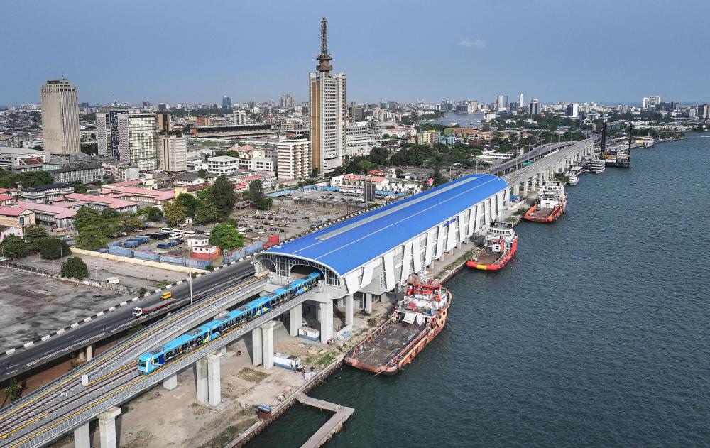 2024年3月2日，在尼日利亞拉各斯，一列輕軌藍(lán)線列車駛?cè)氪a頭站（無人機照片）。拉各斯輕軌藍(lán)線是西非地區(qū)首條由中國企業(yè)自主設(shè)計、建造、施工、運營的電氣化城市軌道交通項目。新華社記者 韓旭 攝