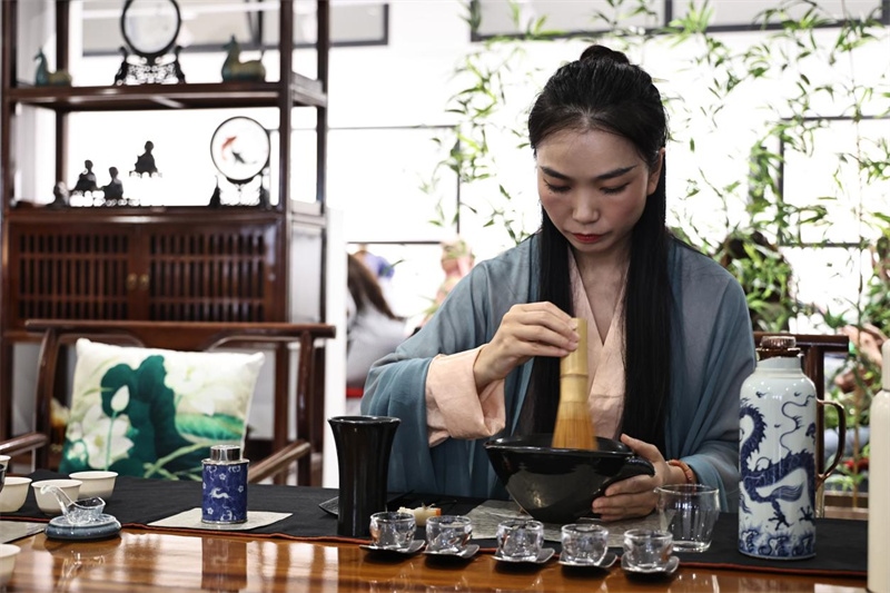 茶藝師現(xiàn)場展示宋式點茶。拉巴特中國文化中心供圖