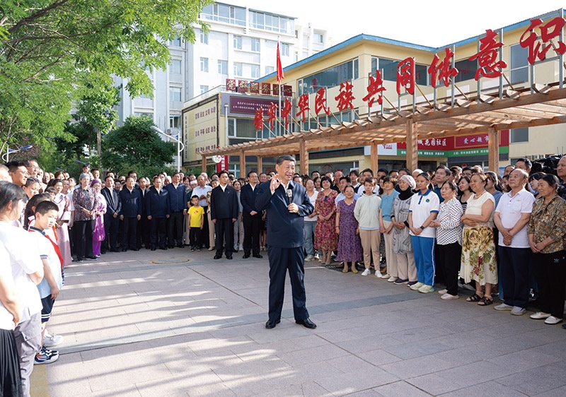 2024年6月19日至20日，中共中央總書記、國家主席、中央軍委主席習(xí)近平在寧夏考察。這是19日下午，習(xí)近平在銀川市金鳳區(qū)長城花園社區(qū)考察時，同社區(qū)居民親切交流。 新華社記者 謝環(huán)馳/攝