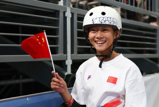 5月16日，巴黎奧運(yùn)會(huì)資格系列賽上海站滑板女子碗池預(yù)賽在上海舉行。圖為鄭好好在比賽后慶祝，她在預(yù)賽中最佳成績(jī)?yōu)?1.73分。新華社記者 王楷焱 攝