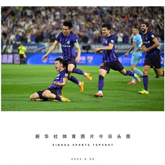  6月29日，天津津門虎隊(duì)球員劉俊賢（左一）在比賽中進(jìn)球后慶祝。新華社記者 孫凡越 攝