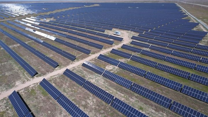 這是2023年5月4日在哈薩克斯坦阿拉木圖州拍攝的卡普恰蓋100兆瓦光伏電站的太陽能電池板（無人機照片）。新華社發(fā)（奧斯帕諾夫攝）