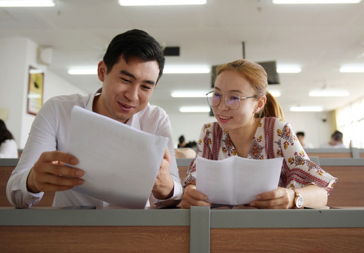 2019年6月10日，陜西中醫(yī)藥大學的哈薩克斯坦留學生馬文軒（左）和玲瑯在教室里討論他們的針灸推拿學畢業(yè)論文。新華社記者 李一博 攝