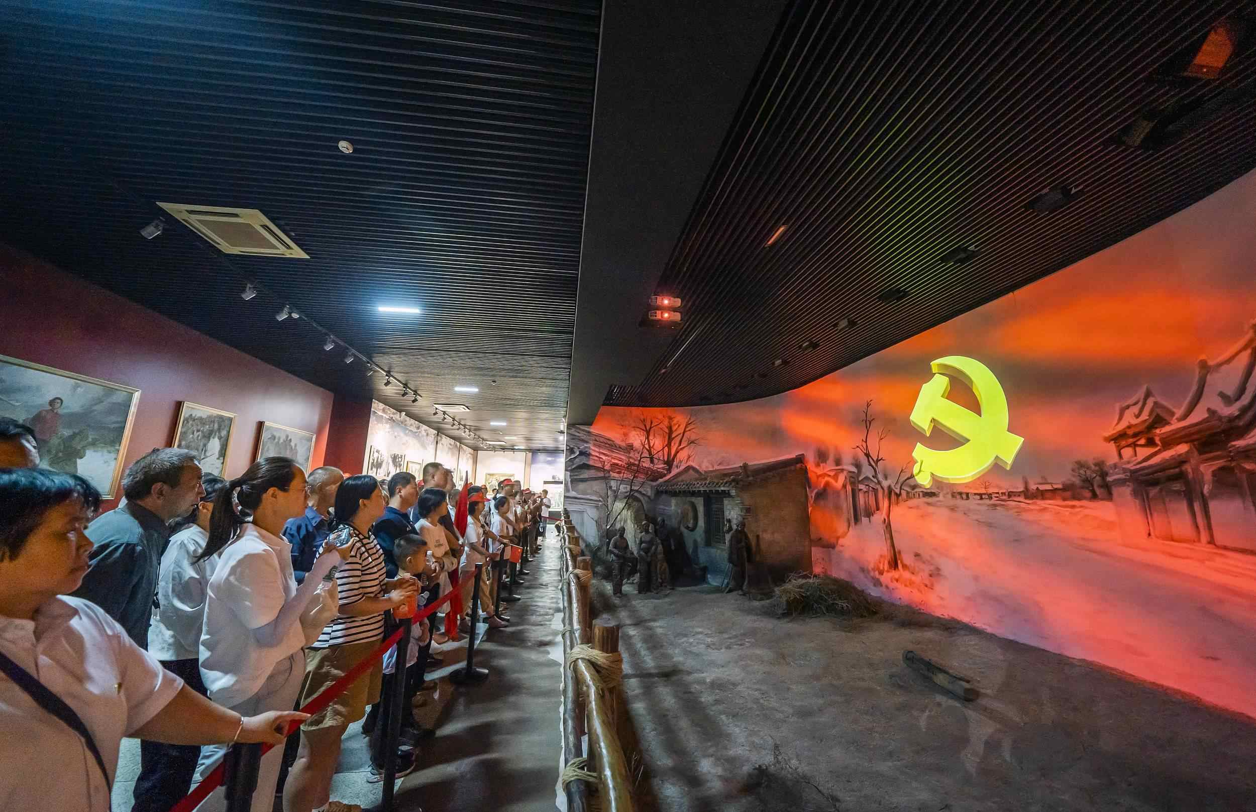 山西呂梁，游客正在文水縣劉胡蘭紀(jì)念館參觀。（圖片來源：視覺中國(guó)）