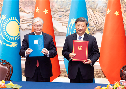 2023年5月17日下午，國家主席習(xí)近平在西安同來華出席中國—中亞峰會并進行國事訪問的哈薩克斯坦總統(tǒng)托卡耶夫會談。會談后，兩國元首簽署了《中華人民共和國和哈薩克斯坦共和國聯(lián)合聲明》，共同見證簽署經(jīng)貿(mào)、能源、交通、農(nóng)業(yè)、互聯(lián)互通、人文、地方等領(lǐng)域多項雙邊合作文件。新華社記者 黃敬文 攝