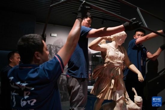 7月2日，工作人員將開箱后的古希臘文物放置在展臺(tái)上。新華社記者 張端 攝