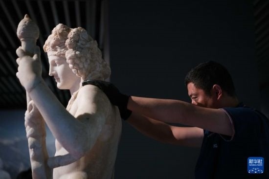 7月2日，工作人員將開箱后的古希臘文物放置在展臺(tái)上。新華社記者 張端 攝