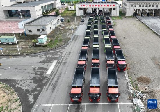 7月2日，車輛在巴克圖口岸辦理通關(guān)手續(xù)（無(wú)人機(jī)照片）。新華社發(fā)（馬丁 攝）