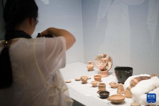7月2日，開箱后的古希臘文物被工作人員移入展柜。新華社記者 張端 攝