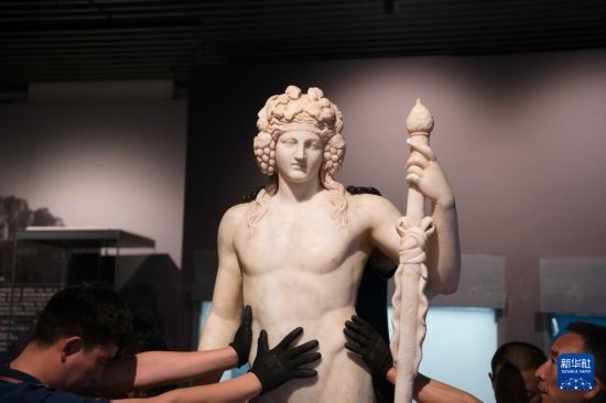 7月2日，工作人員將開箱后的古希臘文物放置在展臺(tái)上。新華社記者 張端 攝