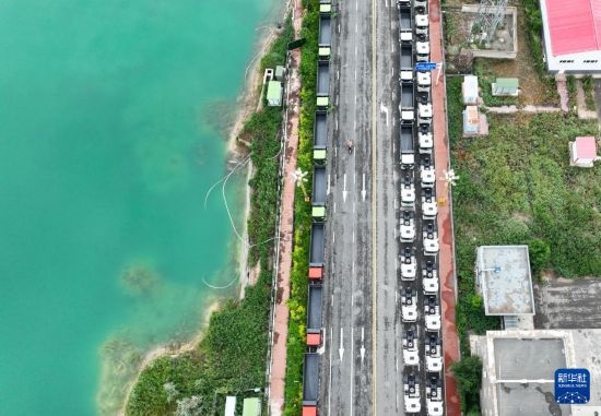 7月2日，車輛在巴克圖口岸有序出境（無(wú)人機(jī)照片）。新華社發(fā)（馬丁 攝）