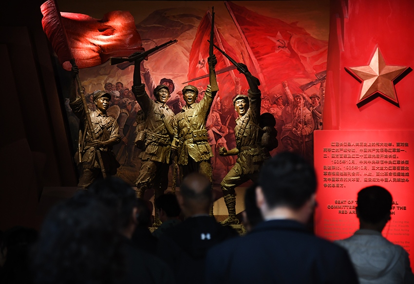 圖為2024年5月9日，游客在延安革命紀念館參觀。 新華社記者 張博文 攝