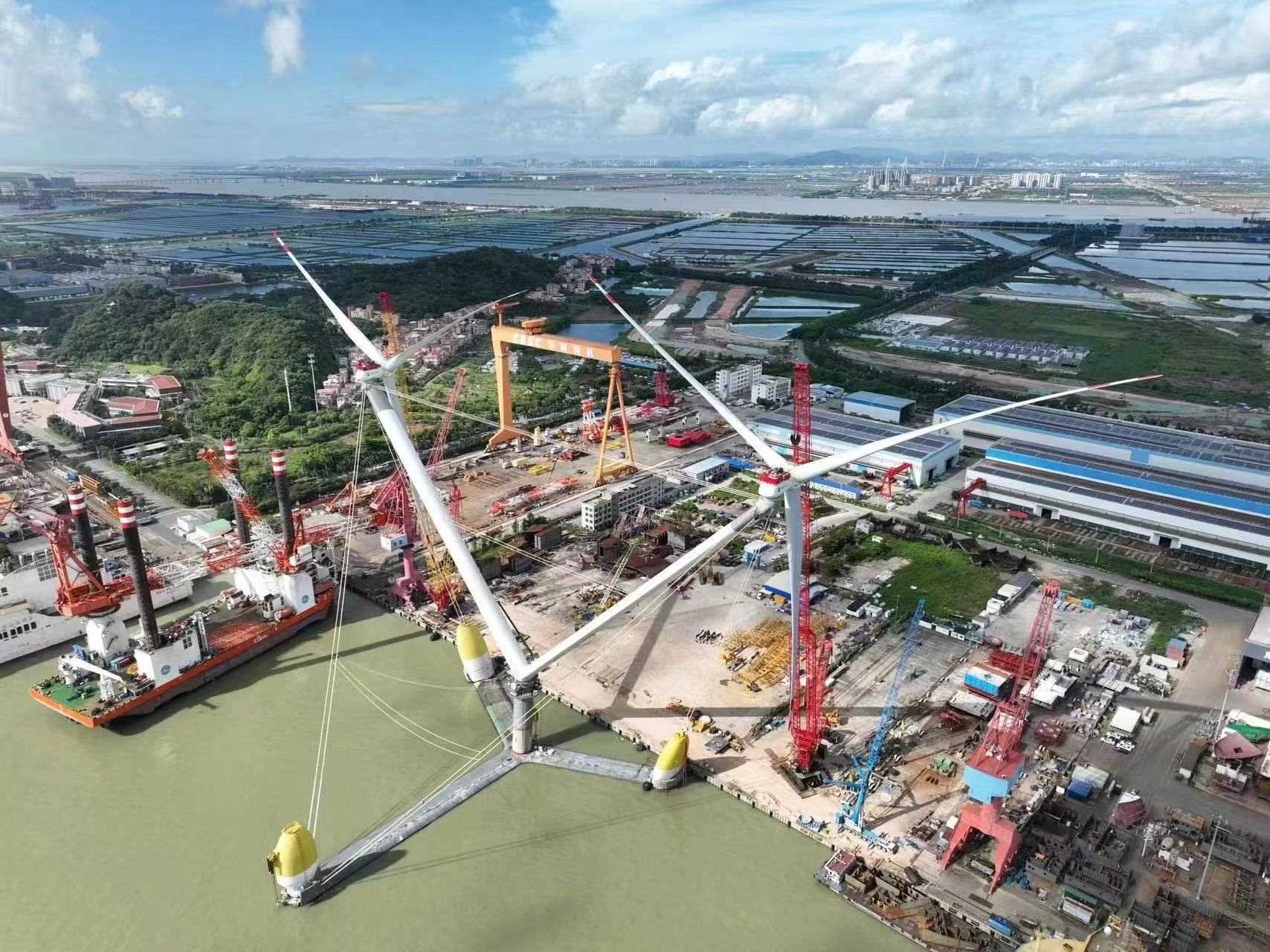 全球單體容量最大漂浮式風電平臺吊裝完成。受訪方供圖