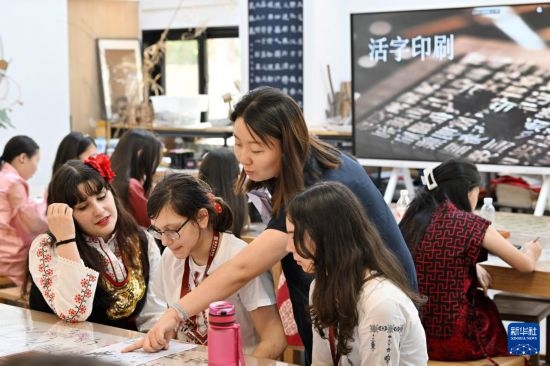 7月3日，外國(guó)學(xué)生在了解中國(guó)文化。新華社記者 李然 攝