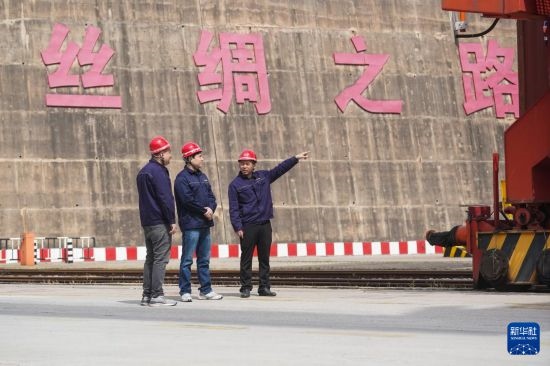 中哈兩國(guó)工作人員在中哈連云港物流合作基地交流（2023年5月10日攝）。新華社記者 季春鵬 攝