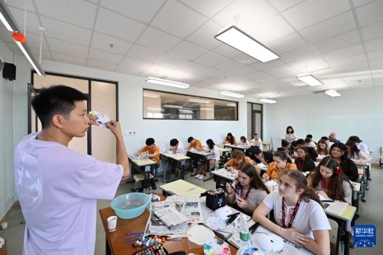 7月3日，外國(guó)學(xué)生在學(xué)習(xí)繪制京劇臉譜。新華社記者 李然 攝