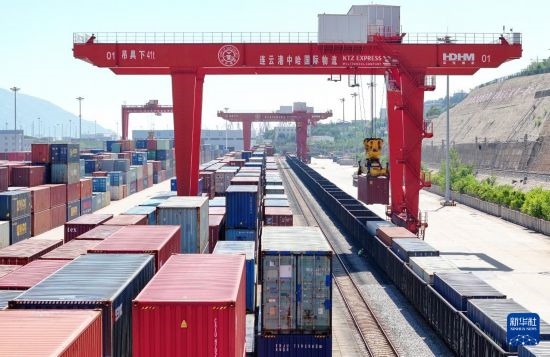 6月30日，在中哈連云港物流合作基地，大型機(jī)械在吊裝集裝箱（無(wú)人機(jī)照片）。新華社發(fā)（王健民 攝）