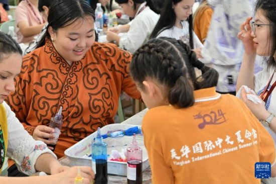 7月3日，外國(guó)學(xué)生在了解中國(guó)的染布技術(shù)。新華社記者 李然 攝