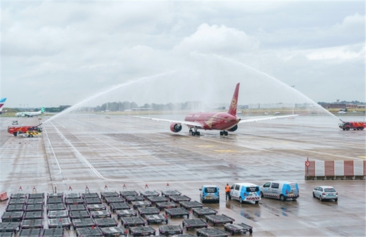 圖為布魯塞爾-上海返程航班出發(fā)前，布魯塞爾機(jī)場方面為返程航班舉行水門儀式。吉祥航空供圖