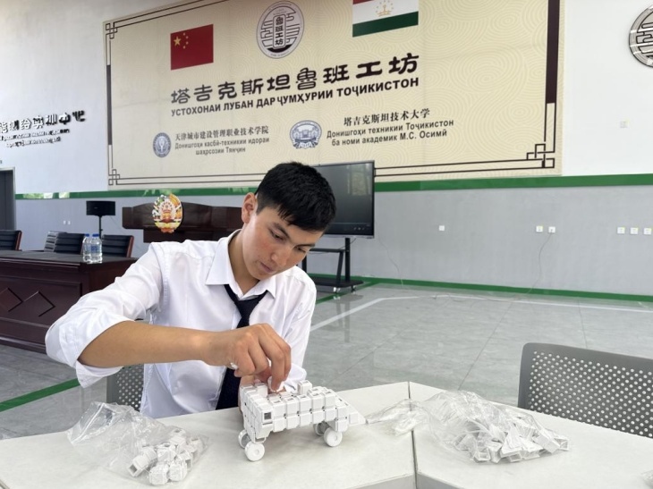 在塔吉克斯坦魯班工坊內(nèi)，學(xué)員正在操作能力源創(chuàng)新套件。本報記者 屈佩 攝