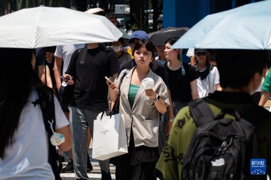 7月4日，人們在日本東京原宿的街道上行走。新華社記者 張笑宇 攝